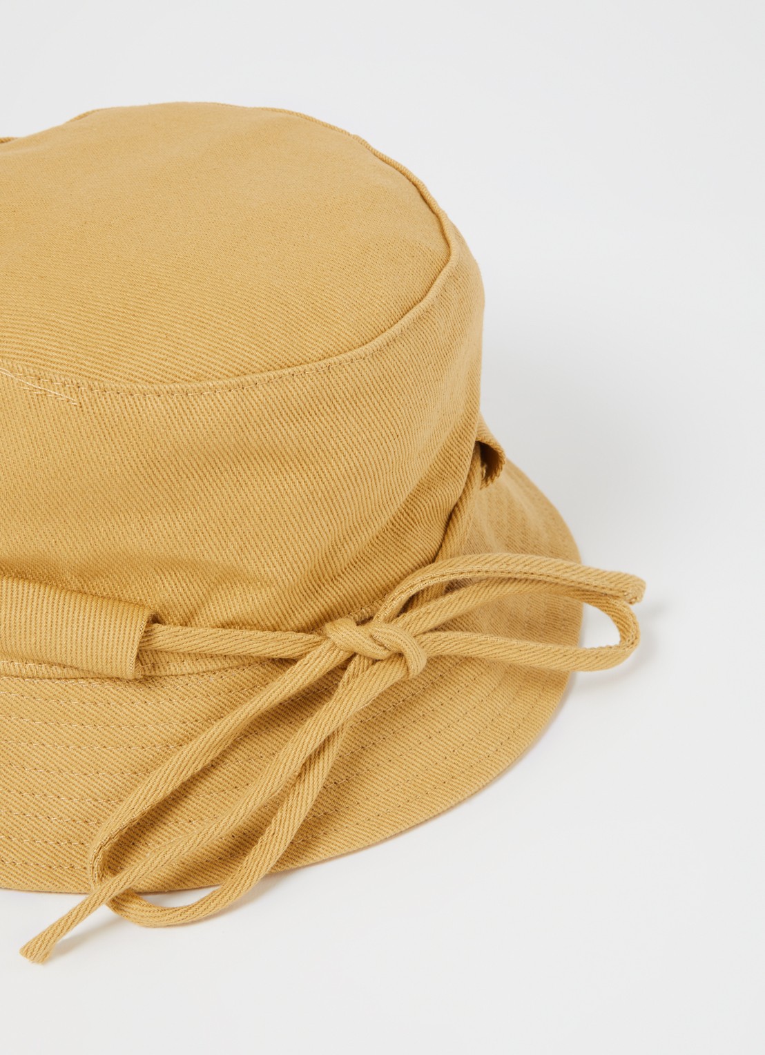 Jacquemus Le Bob Gadjo bucket hoed van canvas  - detail camel