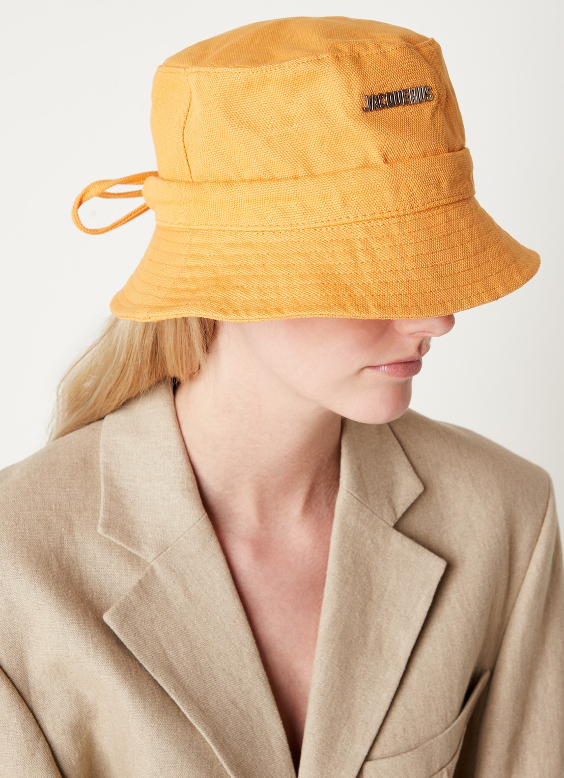 Jacquemus Le Bob Gadjo bucket hoed van canvas  - voorkant 2 donkergeel