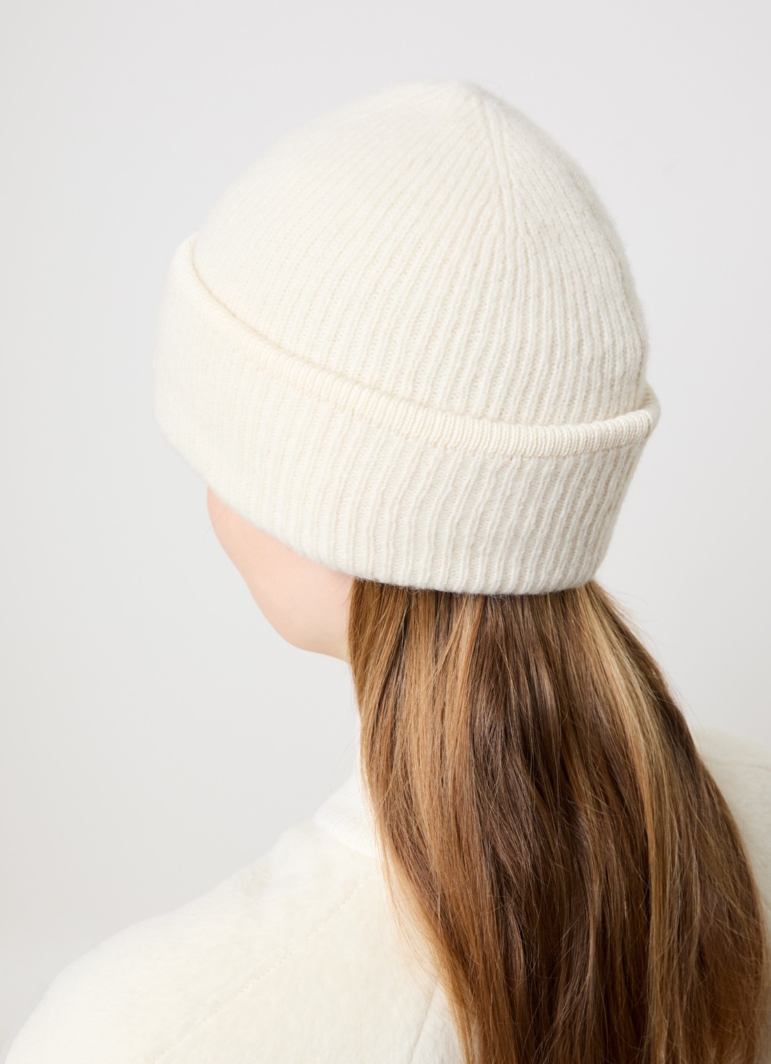 Jacquemus Le Bonnet grofgebreide muts in alpaca wolblend met logo - voorkant 2 gebroken wit