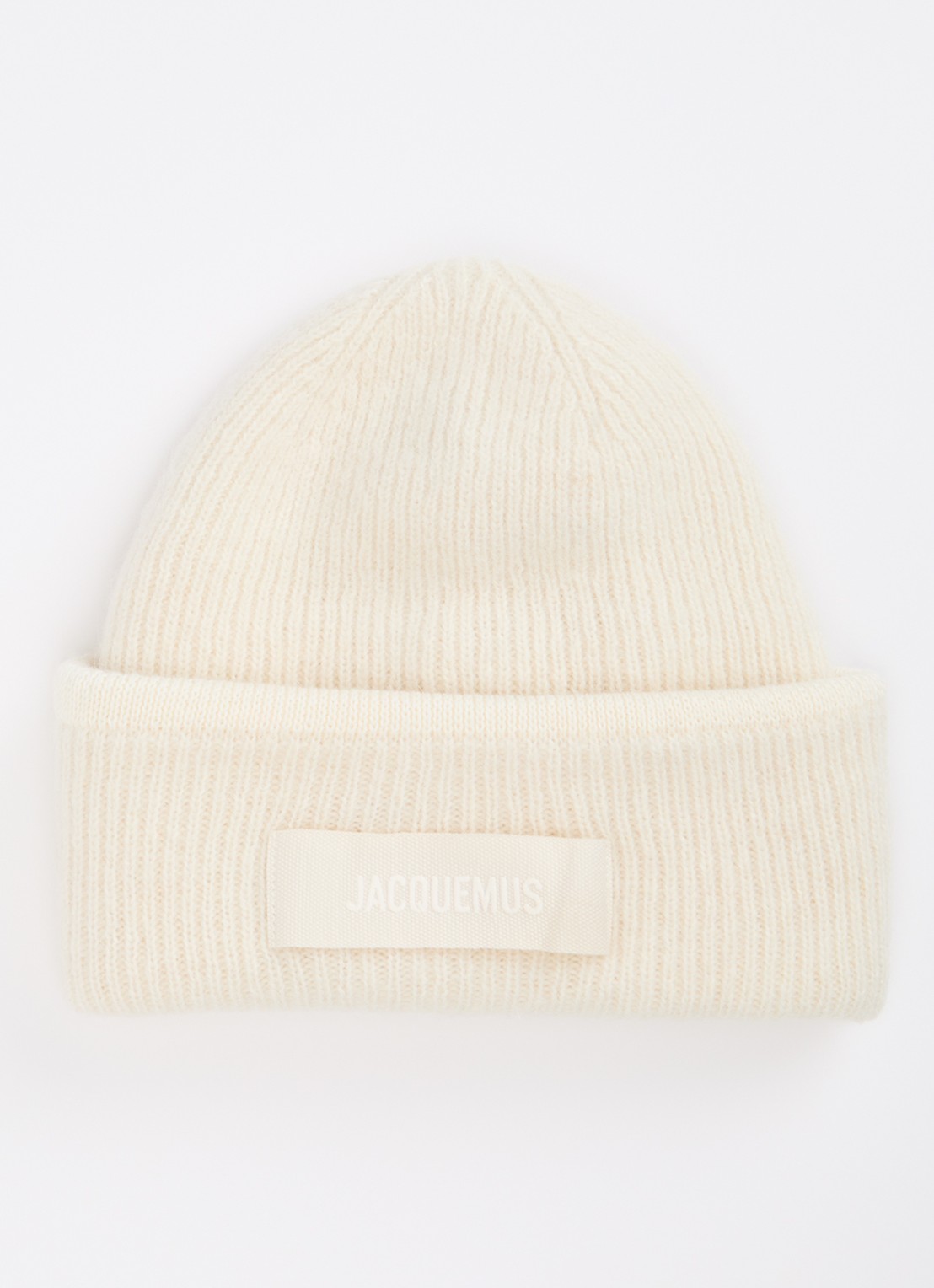 Jacquemus Le Bonnet ribgebreide muts in alpaca wolblend met logo - voorkant gebroken wit