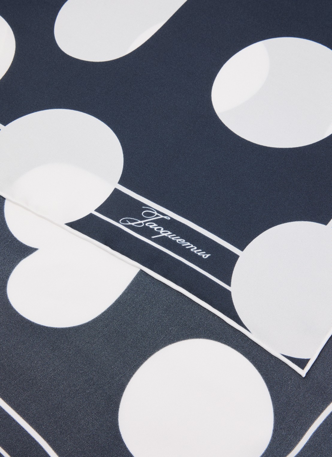 Jacquemus Le Foulard sjaal van zijde 65 x 65 cm - detail 2 donkerblauw