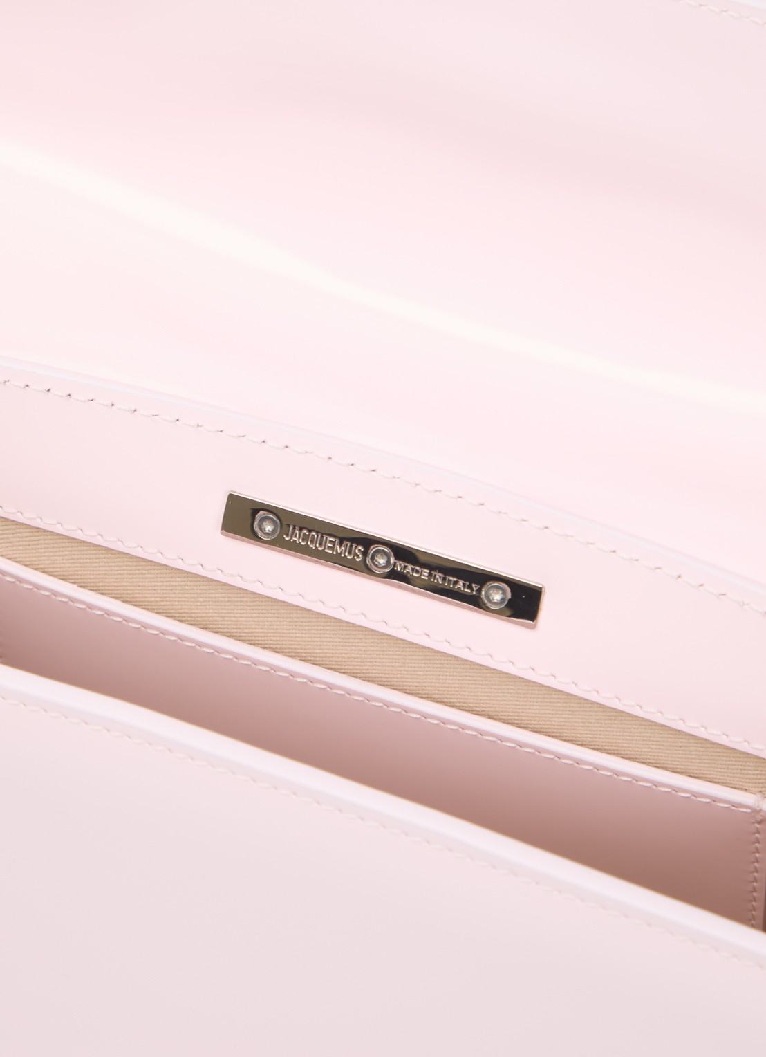 Jacquemus Le Grand Bambino handtas van lakleer met afneembare schouderriem  - detail 2 lichtroze
