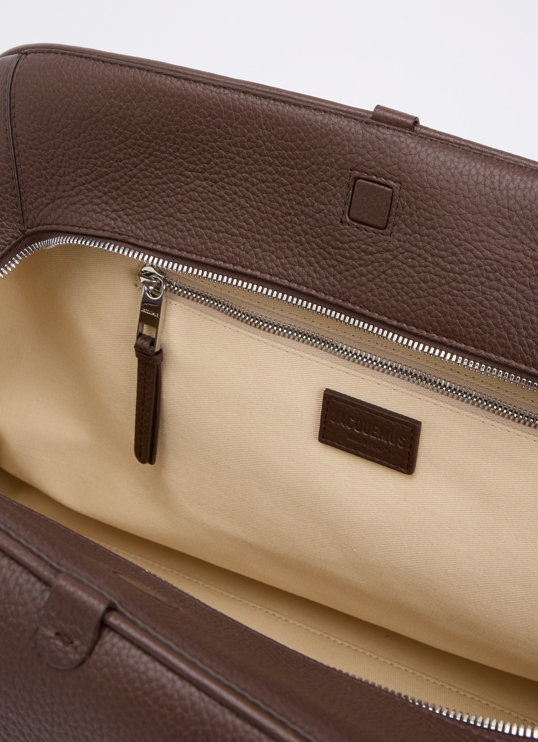 Jacquemus Le Grand Turismo schoudertas van kalfsleer - detail donkerbruin