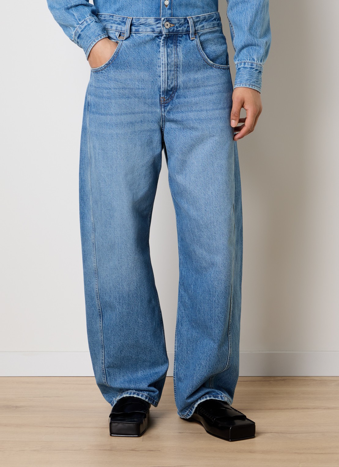 Jacquemus Le Mirada De-Nimes loose fit jeans met medium wassing - detail 2 indigo