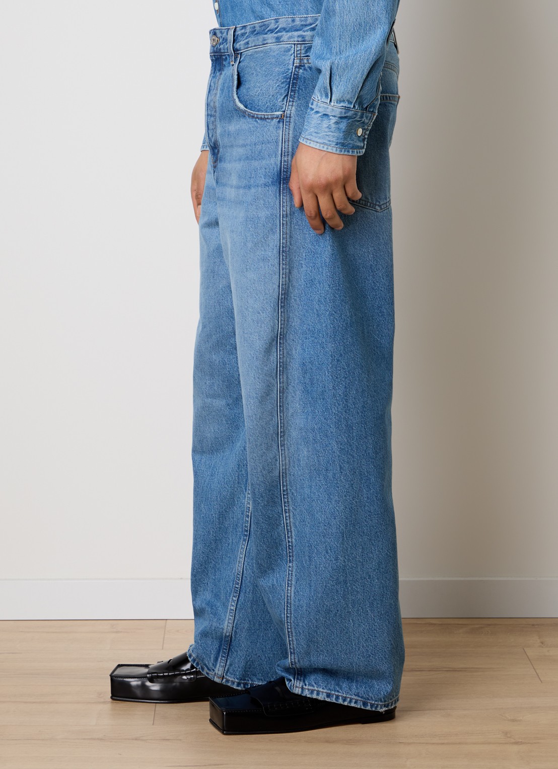Jacquemus Le Mirada De-Nimes loose fit jeans met medium wassing - detail 3 indigo