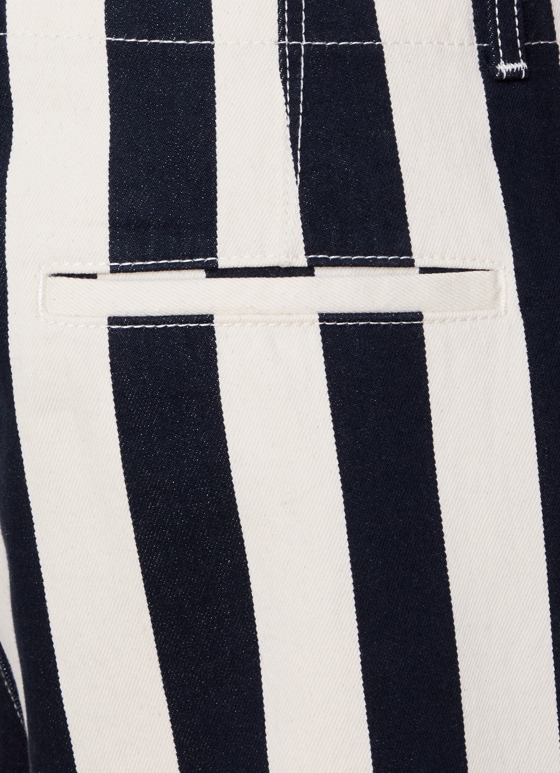 Jacquemus Le Parasol loose fit jeans met streepprint - detail 3 donkerblauw