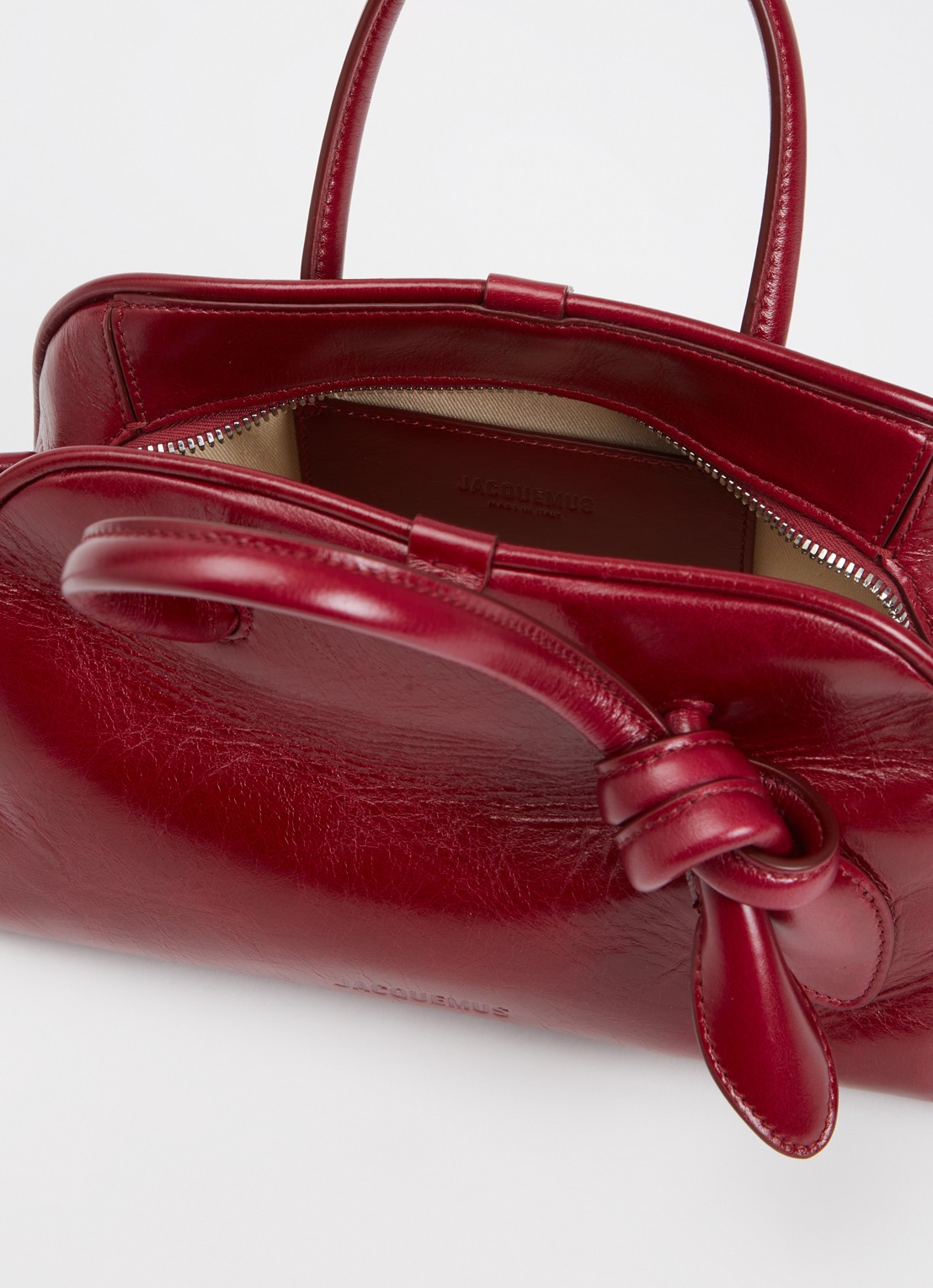 Jacquemus Le Petit Turismo handtas van leer met afneembare schouderriem - detail bordeauxrood