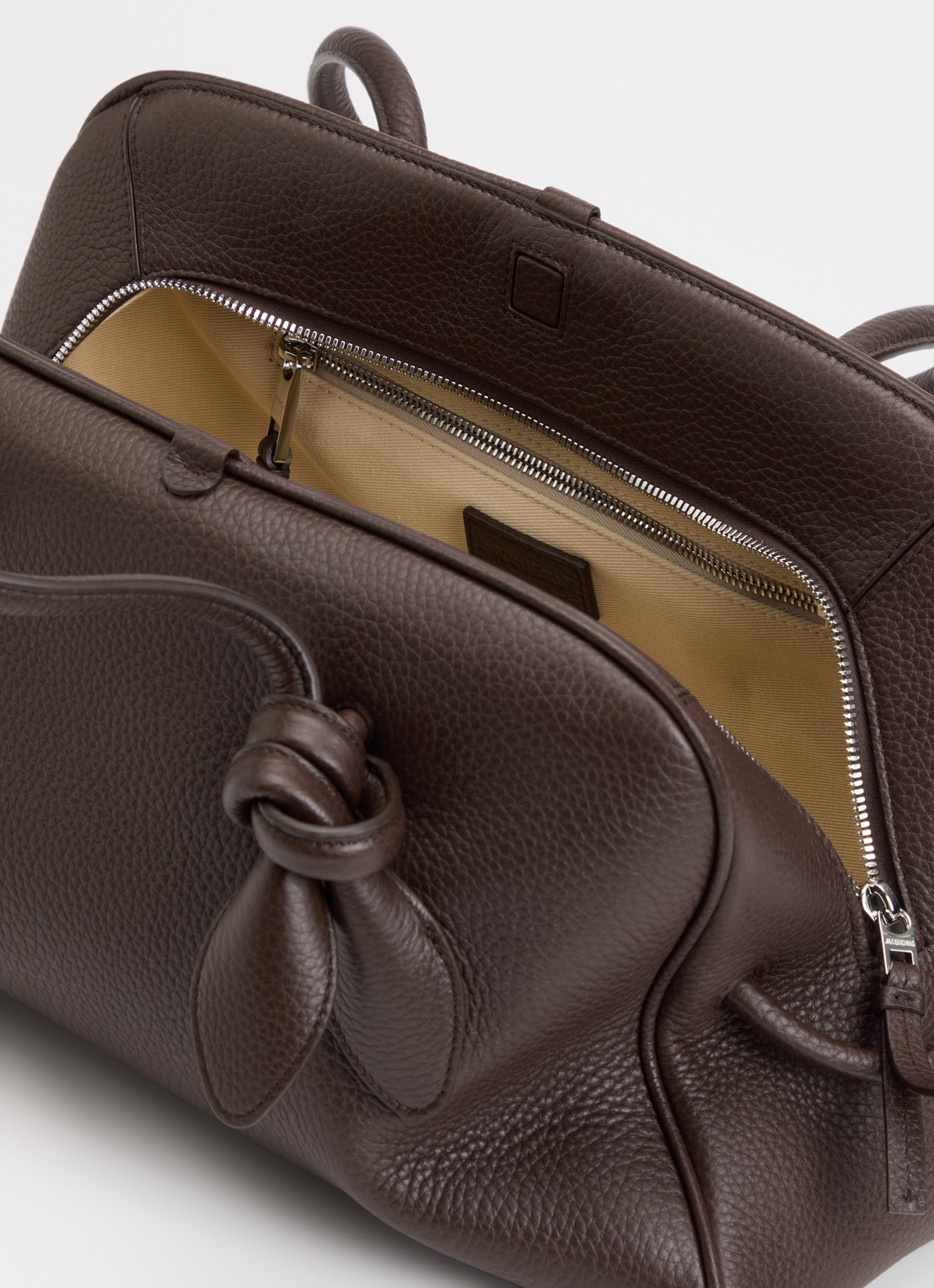 Jacquemus Le Turismo schoudertas van kalfsleer - detail donkerbruin