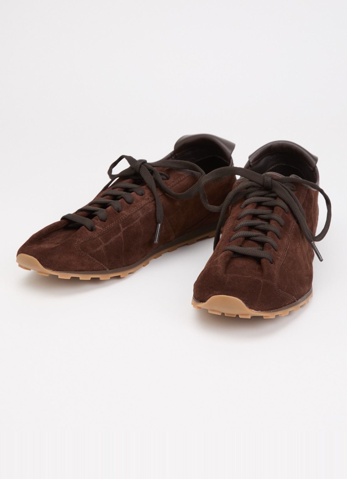 Jacquemus Les Tennis sneaker van suède met crocostructuur  - detail hazelnootbruin