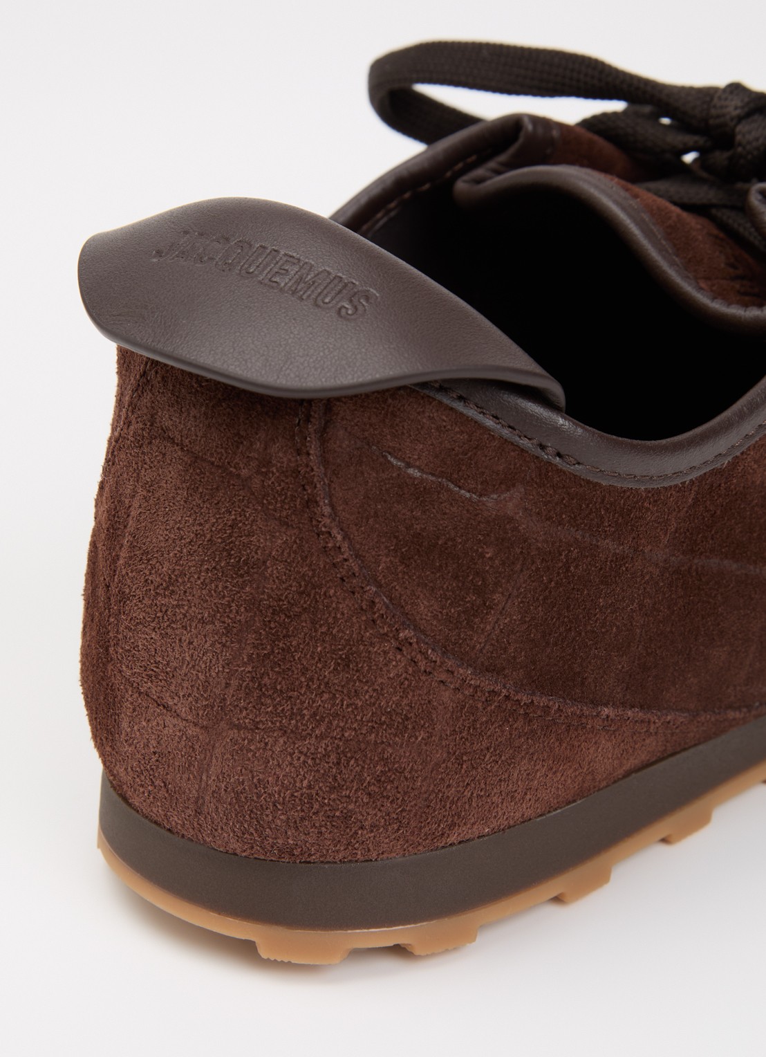 Jacquemus Les Tennis sneaker van suède met crocostructuur  - detail 4 hazelnootbruin