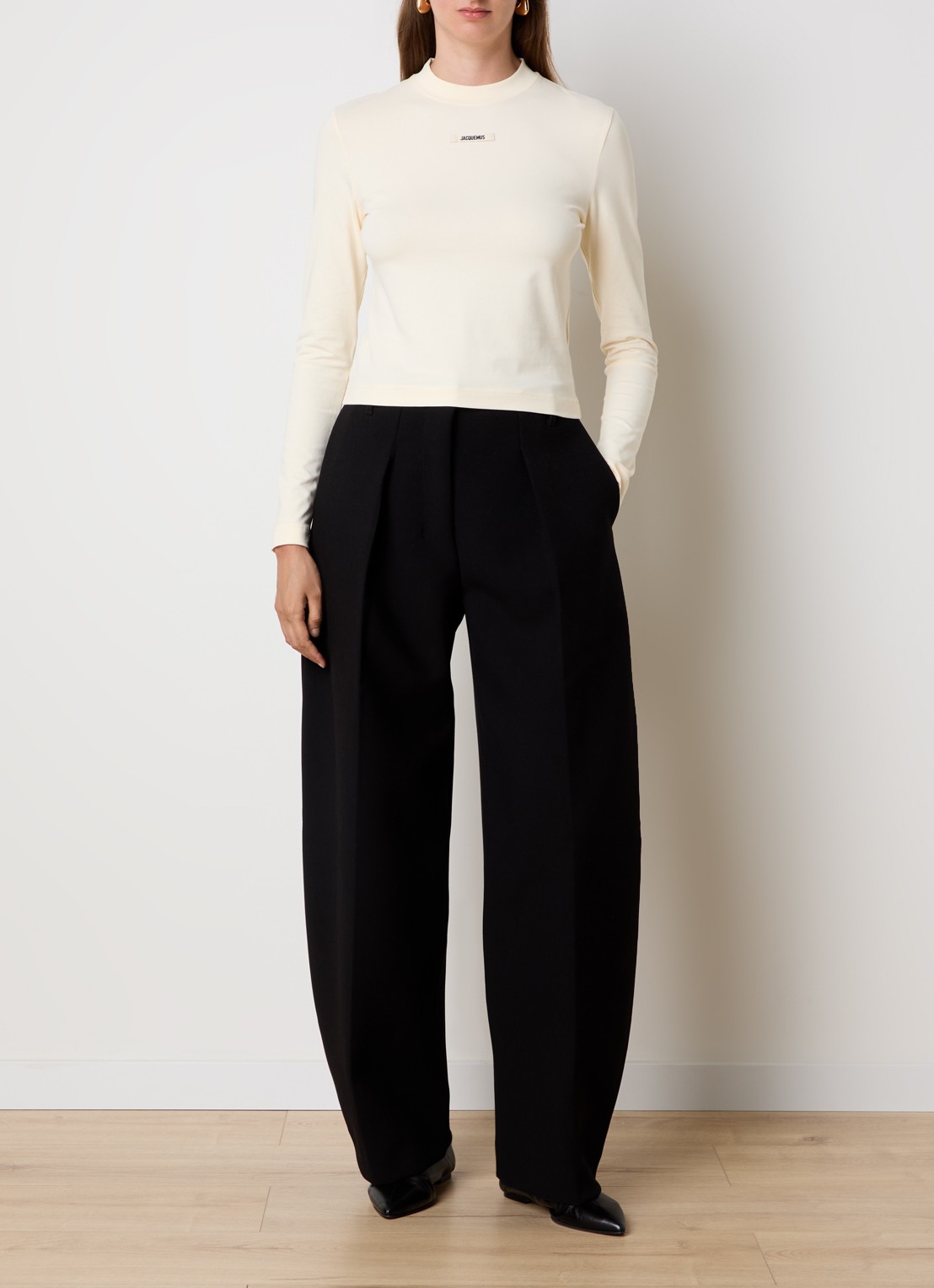 Jacquemus Longsleeve met logo - voorkant 2 beige