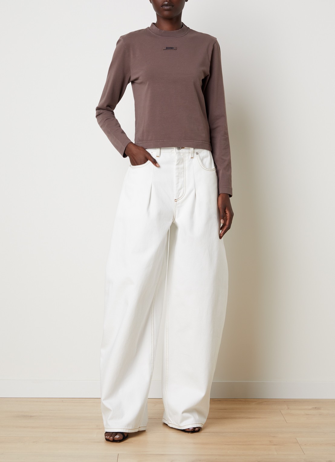 Jacquemus Longsleeve met logo - voorkant 3 taupe