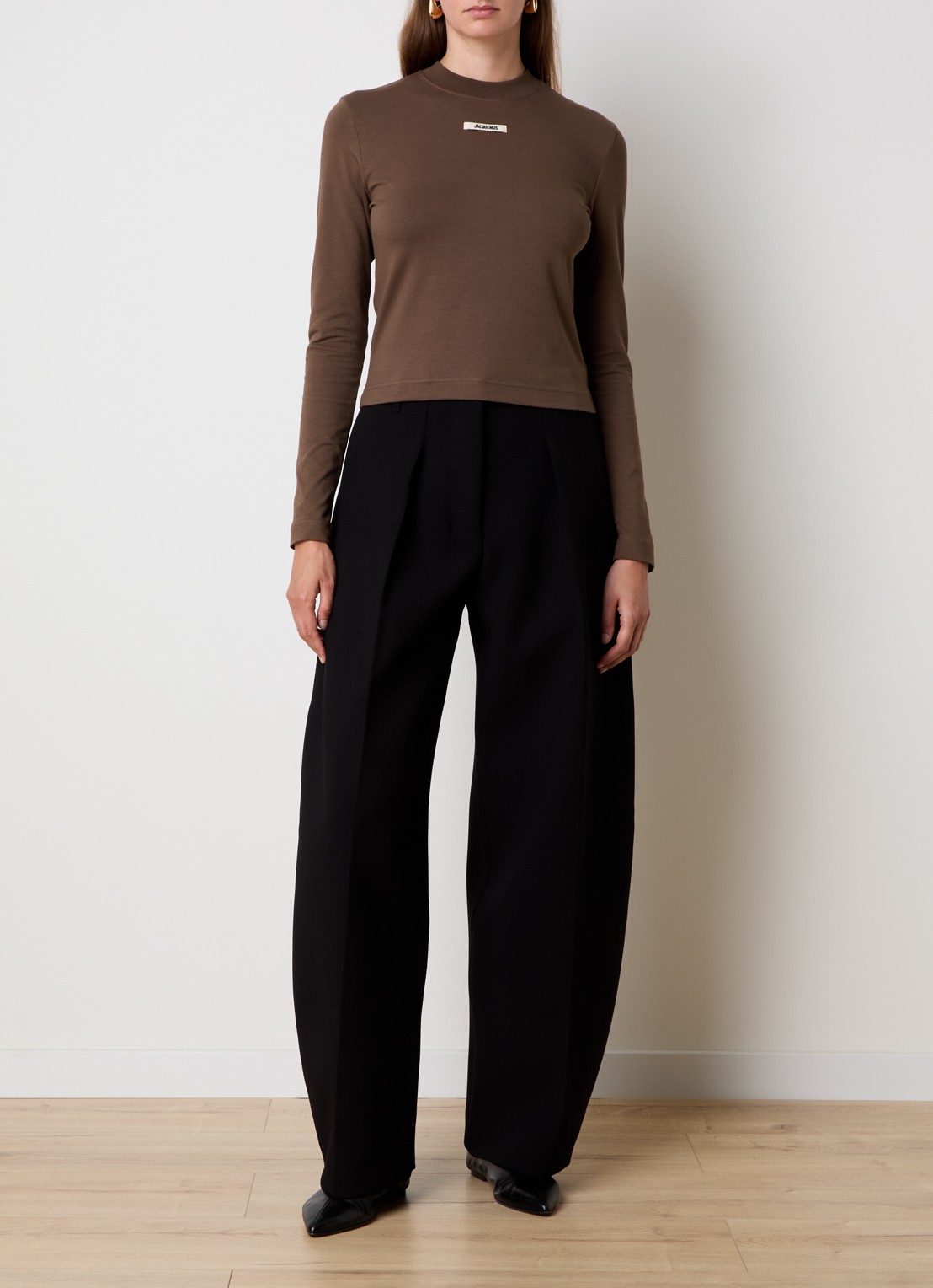 Jacquemus Longsleeve met logo - voorkant 2 donkerbruin