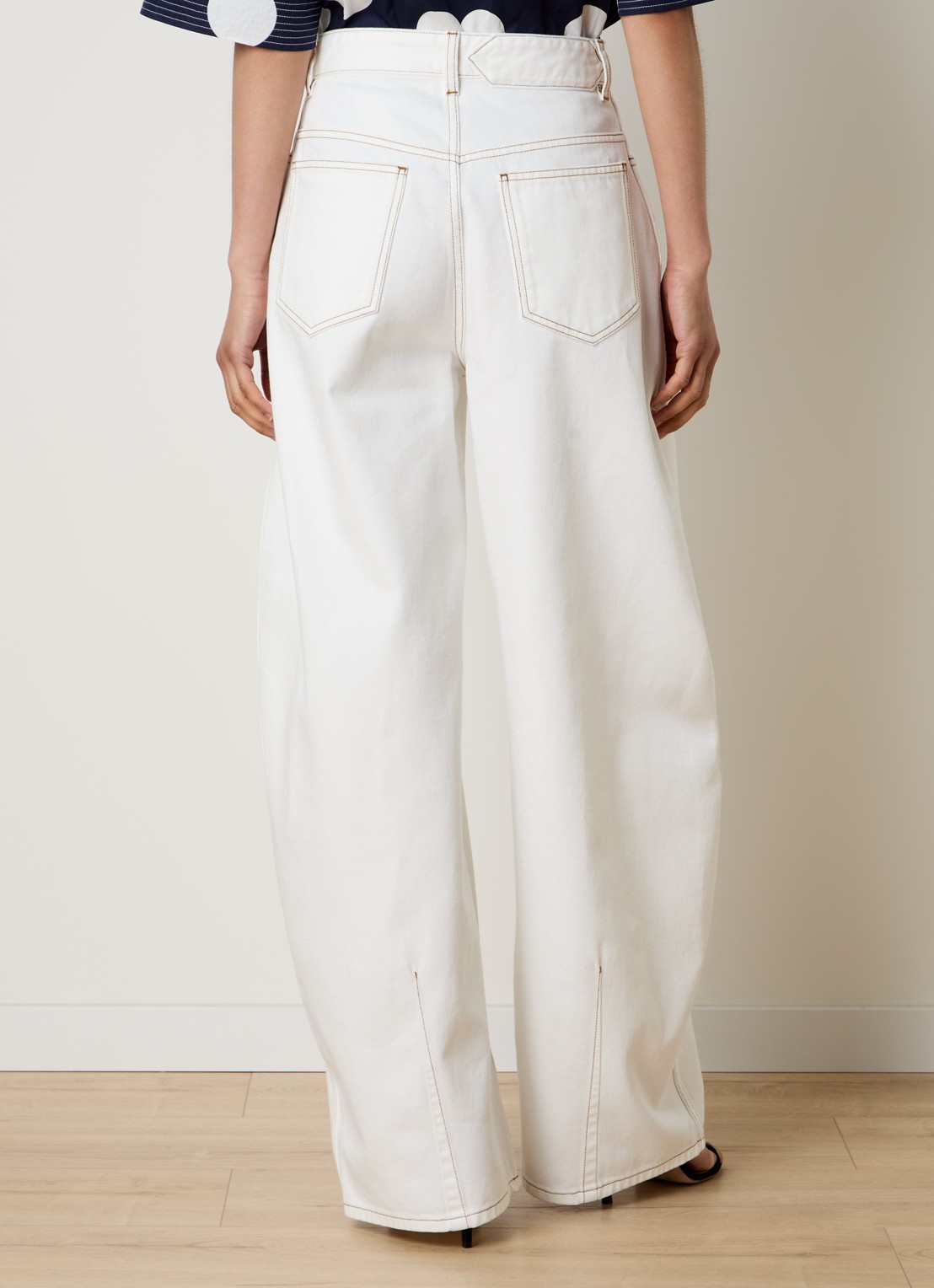 Jacquemus Oval mid waist balloon fit jeans met gekleurde wassing - achterkant 6 wit