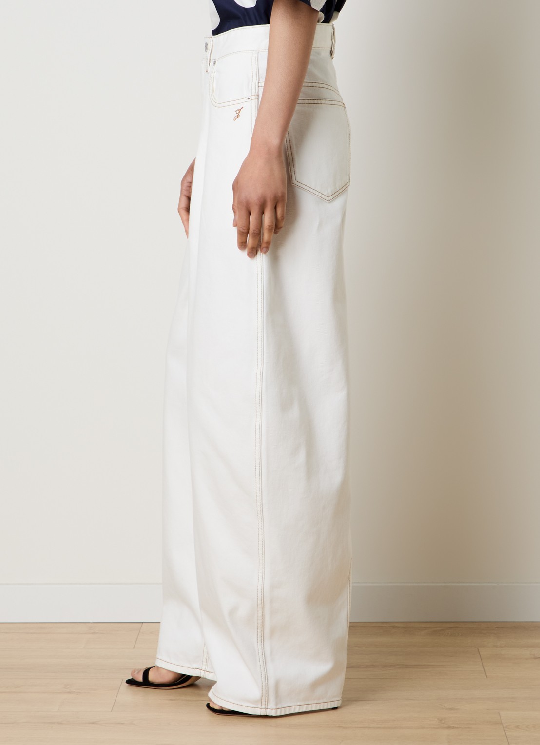 Jacquemus Oval mid waist balloon fit jeans met gekleurde wassing - detail 4 wit