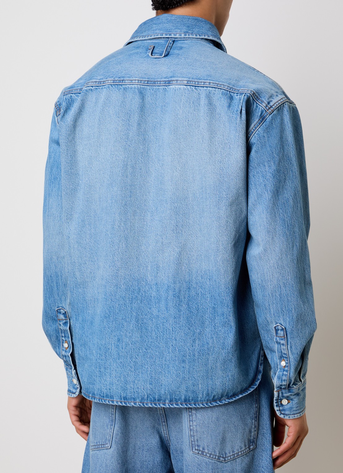 Jacquemus Regular fit overhemd van denim met logo - achterkant 5 lichtblauw