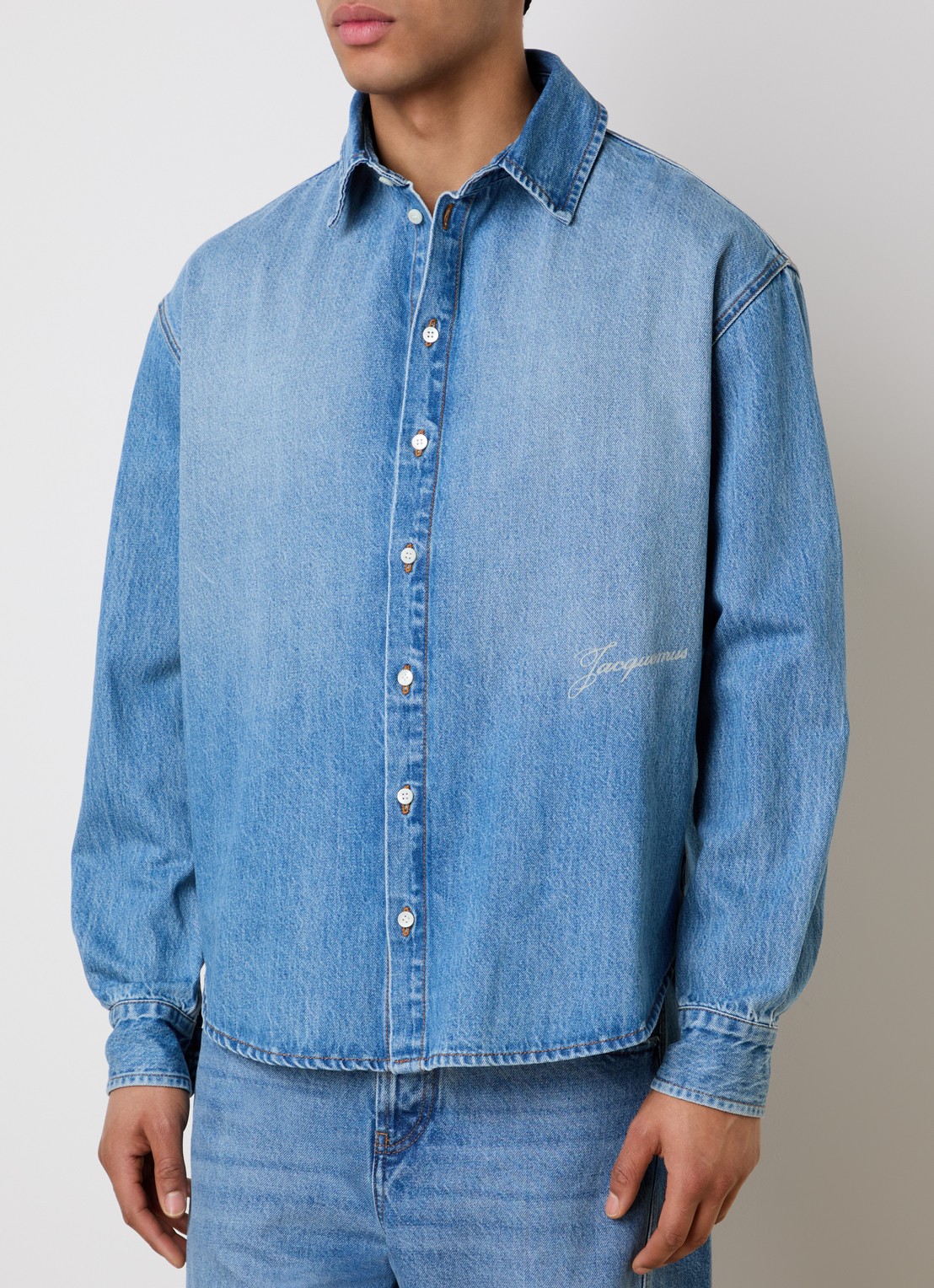 Jacquemus Regular fit overhemd van denim met logo - detail lichtblauw