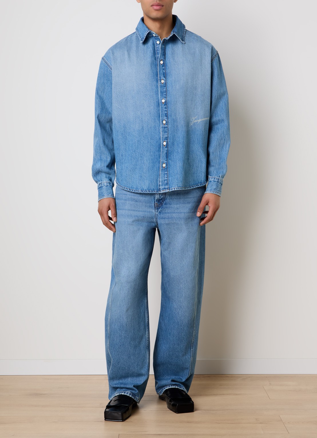 Jacquemus Regular fit overhemd van denim met logo - voorkant 4 lichtblauw