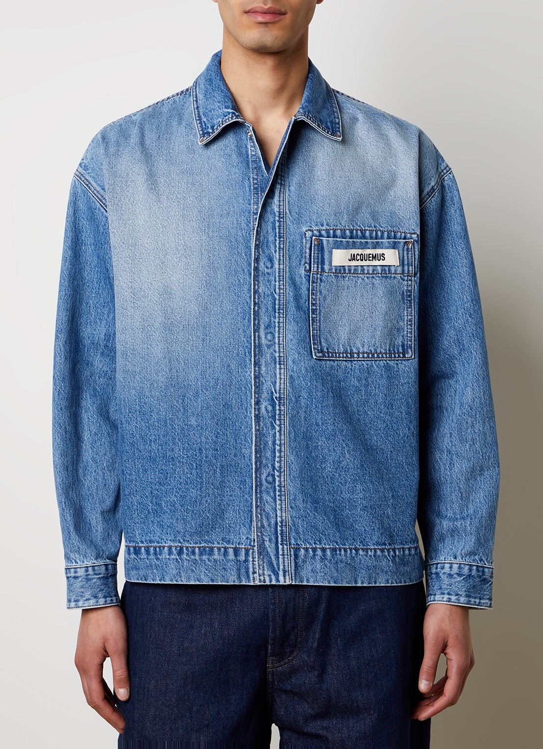 Jacquemus Regular fit overshirt van denim met logo - detail indigo