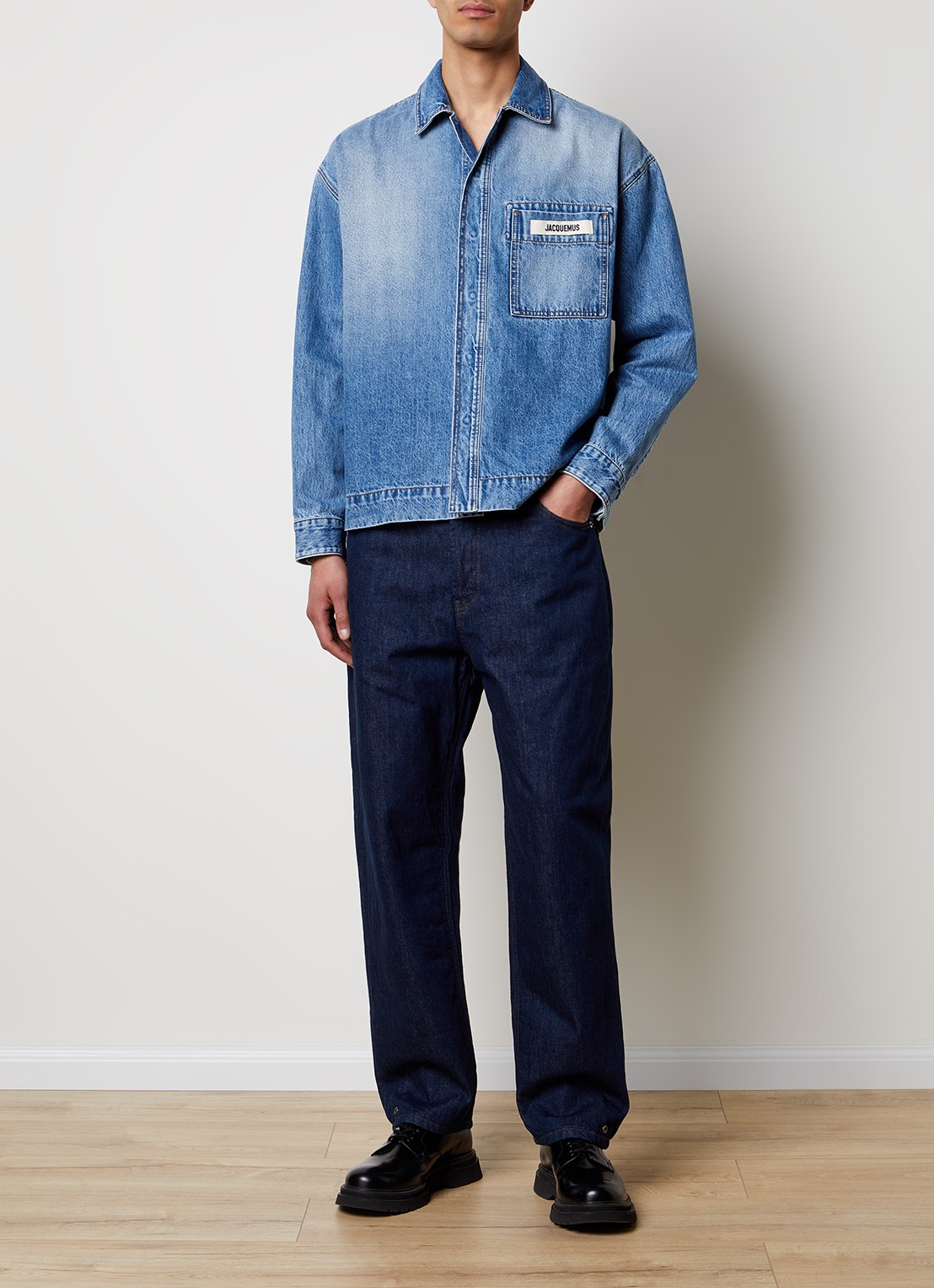 Jacquemus Regular fit overshirt van denim met logo - voorkant 5 indigo
