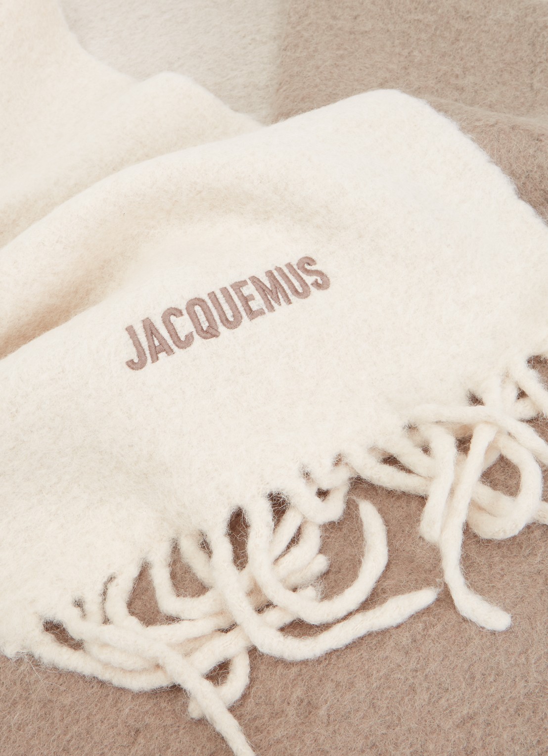 Jacquemus Sjaal in alpaca wolblend met logoprint 250 x 35 cm - detail beige