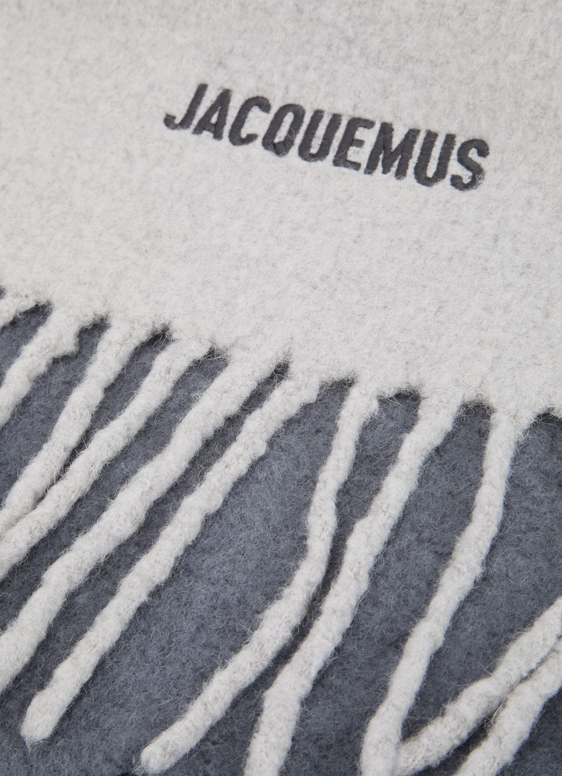Jacquemus Sjaal in alpaca wolblend met logoprint 250 x 35 cm - detail grijs