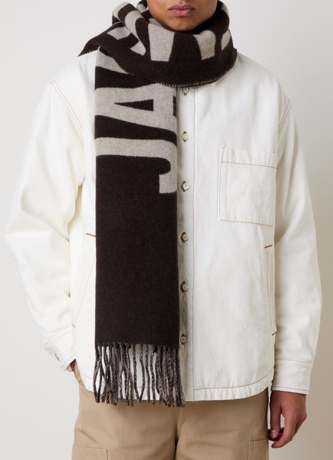 Jacquemus Sjaal van wol met franjes en logoprint 180 x 35 cm - voorkant 2 donkerbruin