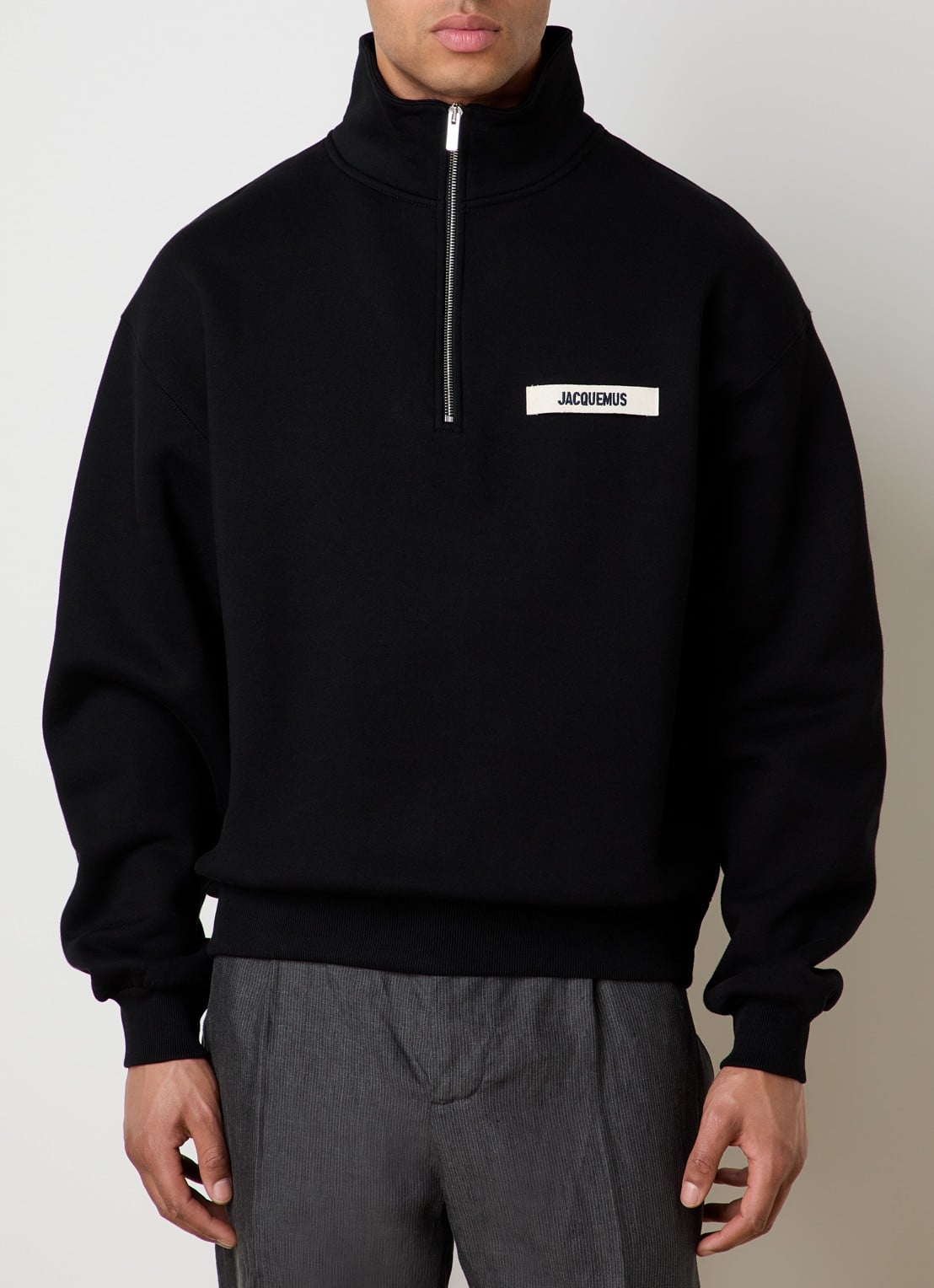 Jacquemus Sweater met logo en halve rits - detail 4 zwart