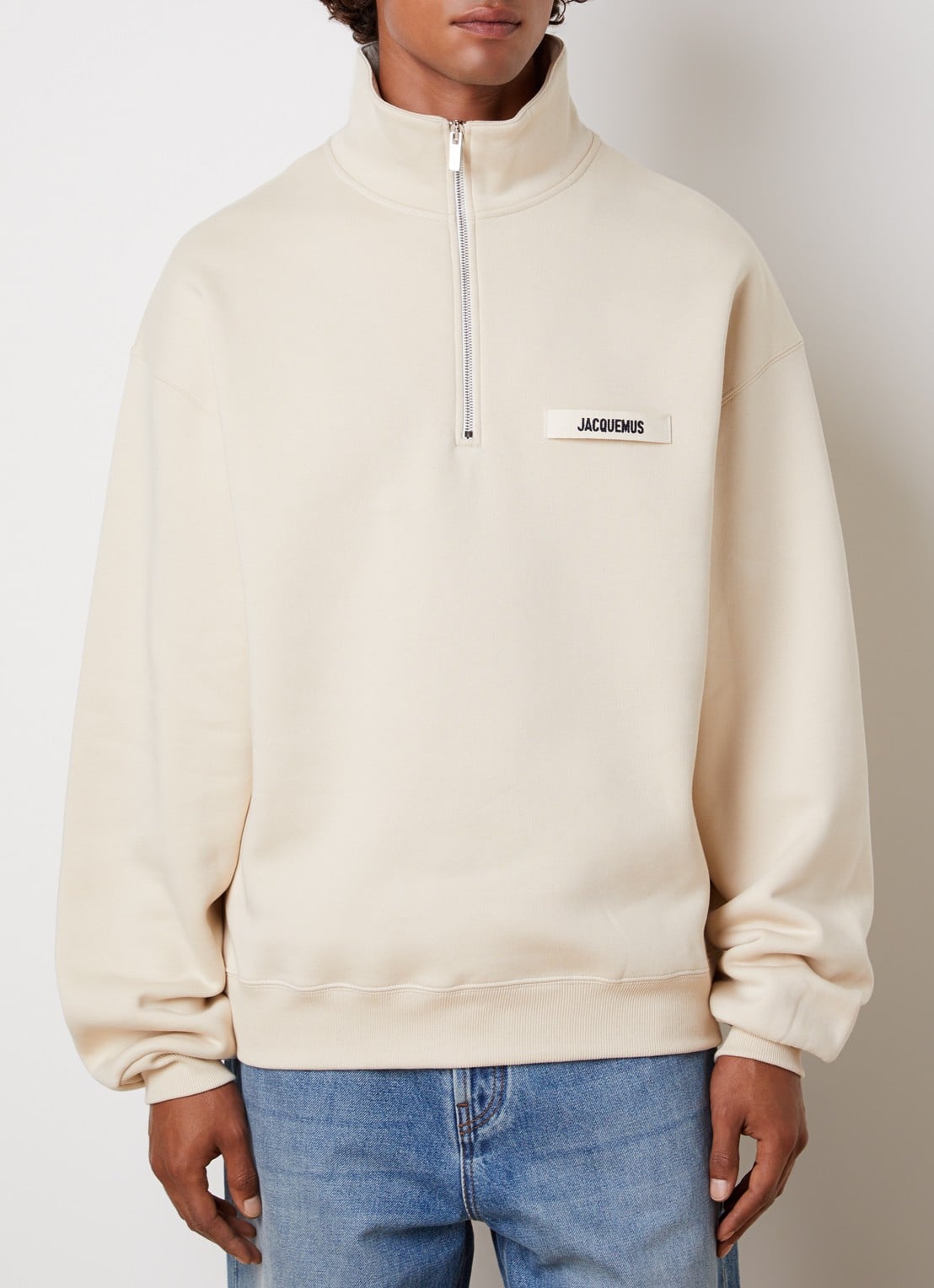 Jacquemus Sweater met logo en halve rits - detail zand