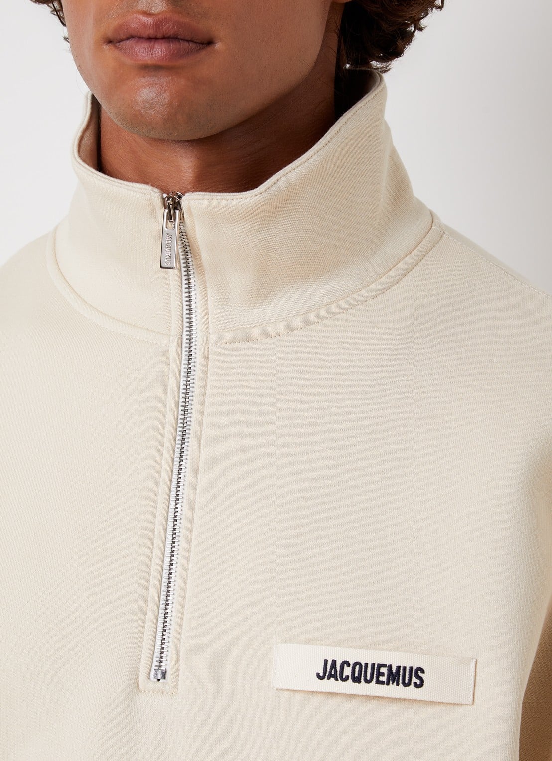 Jacquemus Sweater met logo en halve rits - detail 2 zand