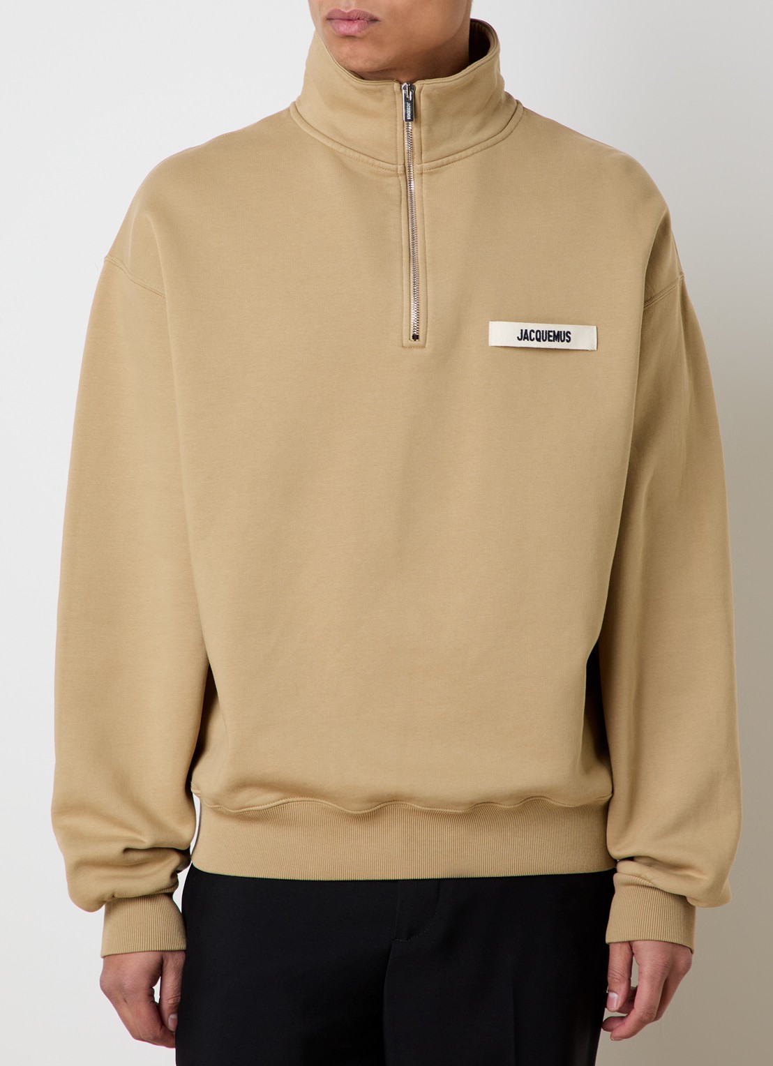 Jacquemus Sweater met logo en halve rits - detail 2 donkerbeige