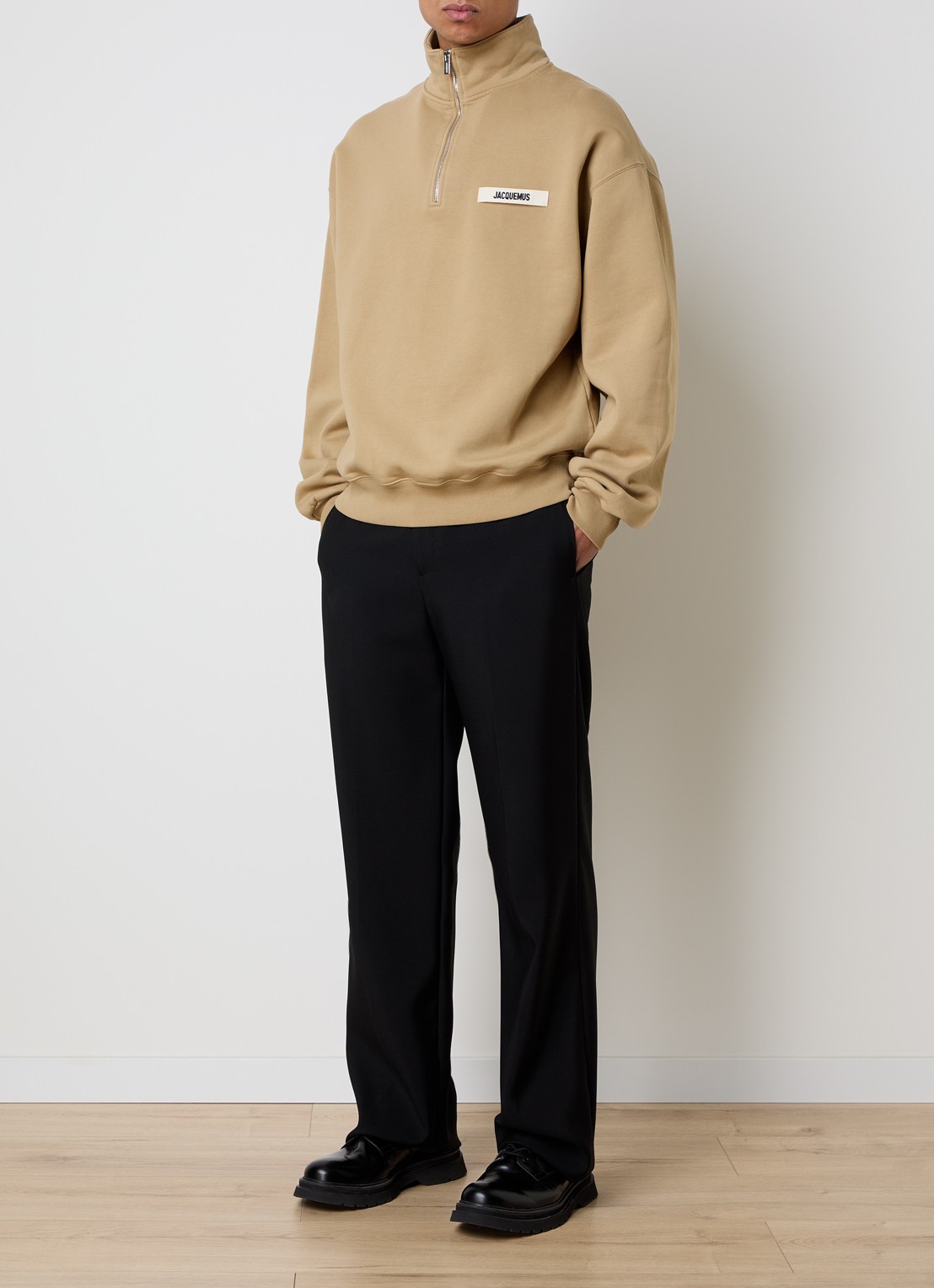 Jacquemus Sweater met logo en halve rits - voorkant 5 donkerbeige
