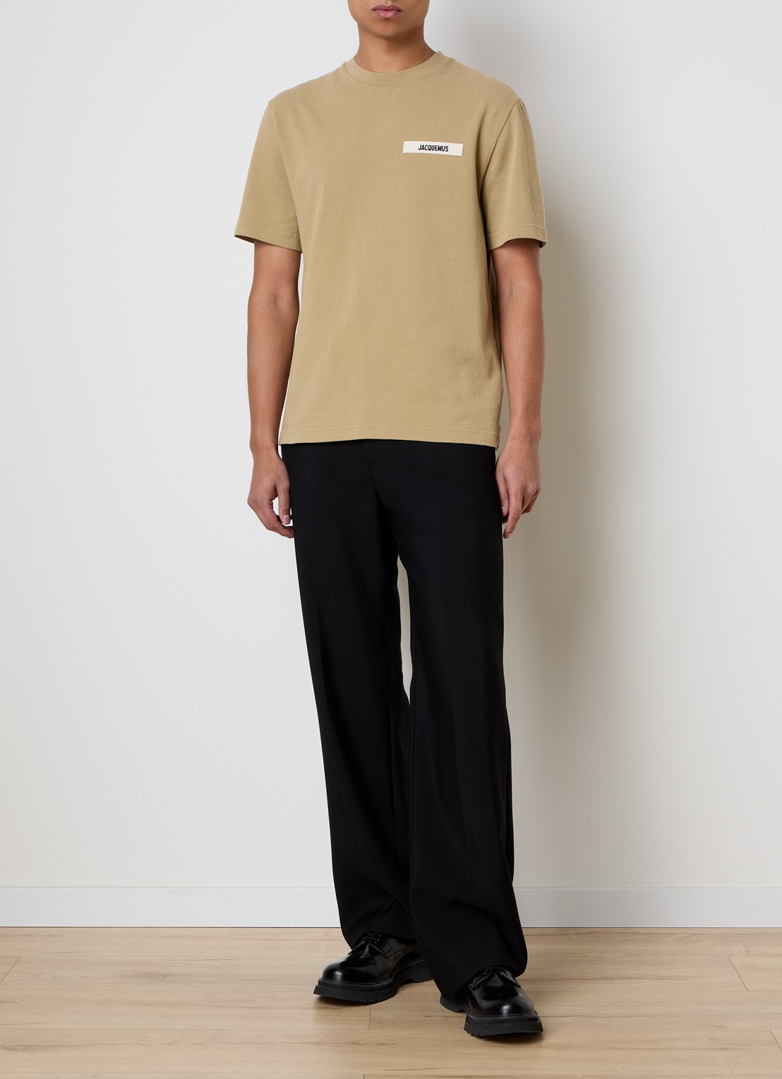 Jacquemus T-shirt met logo - voorkant 2 donkerbeige