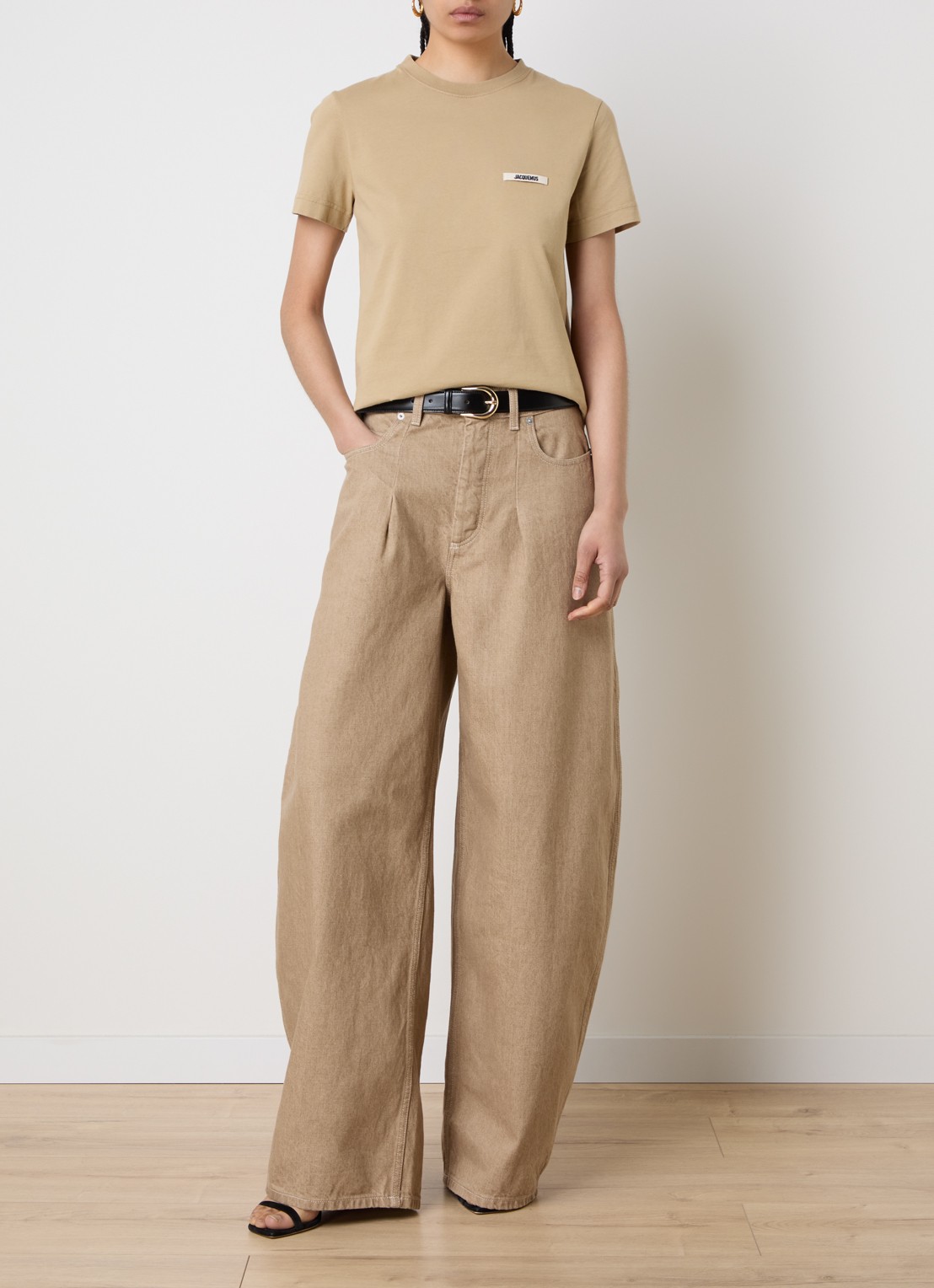 Jacquemus T-shirt met logo - voorkant 3 camel