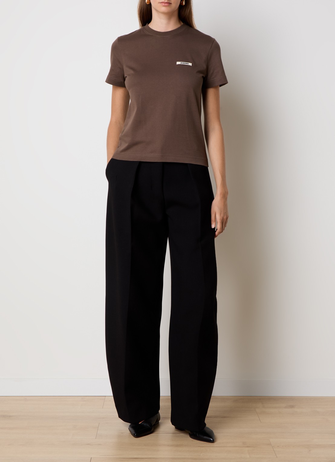 Jacquemus T-shirt met logo - voorkant 2 donkerbruin