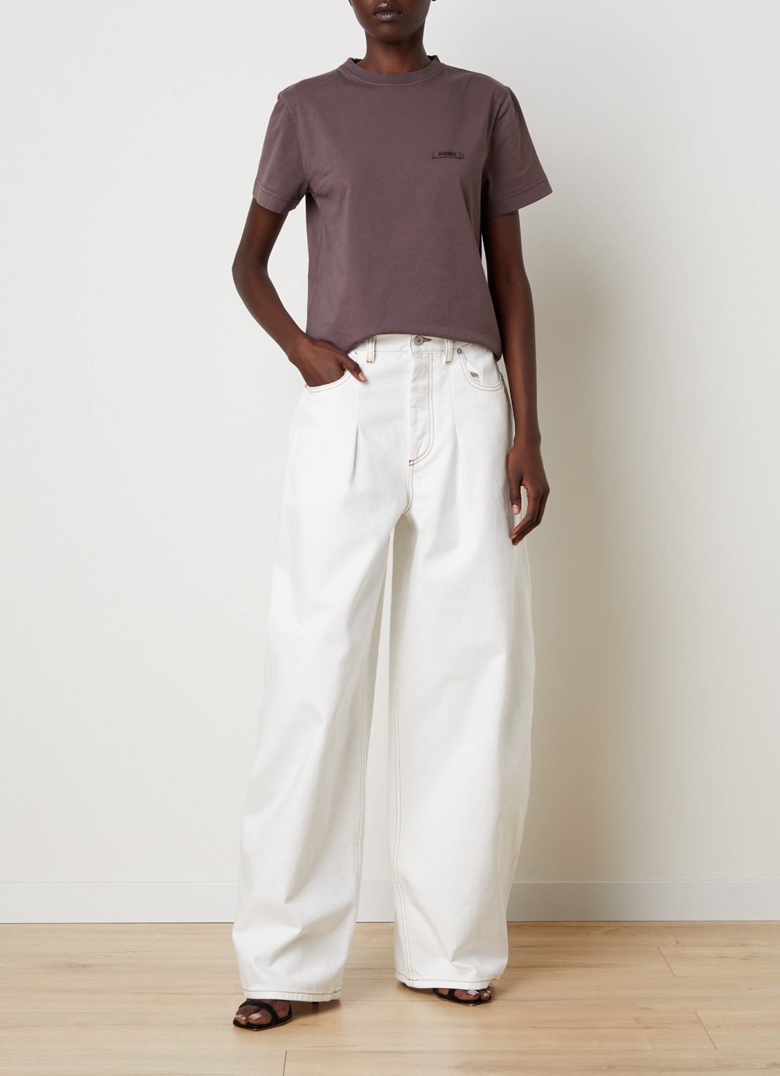 Jacquemus T-shirt met logo - voorkant 2 taupe