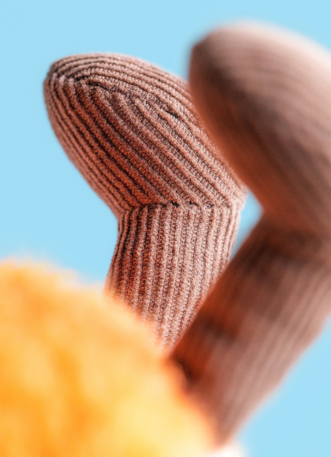 Jellycat Amuseables Codhi Californian Roll knuffel 9 cm - detail 2 oranje