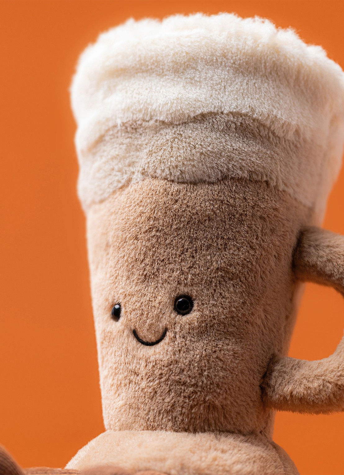 Jellycat Amuseables Latte knuffel 18 cm - voorkant 2 bruin
