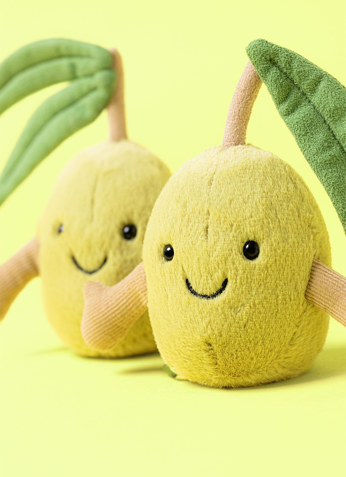 Jellycat Amuseables Pair of Olives knuffel 14 cm - voorkant 2 groen