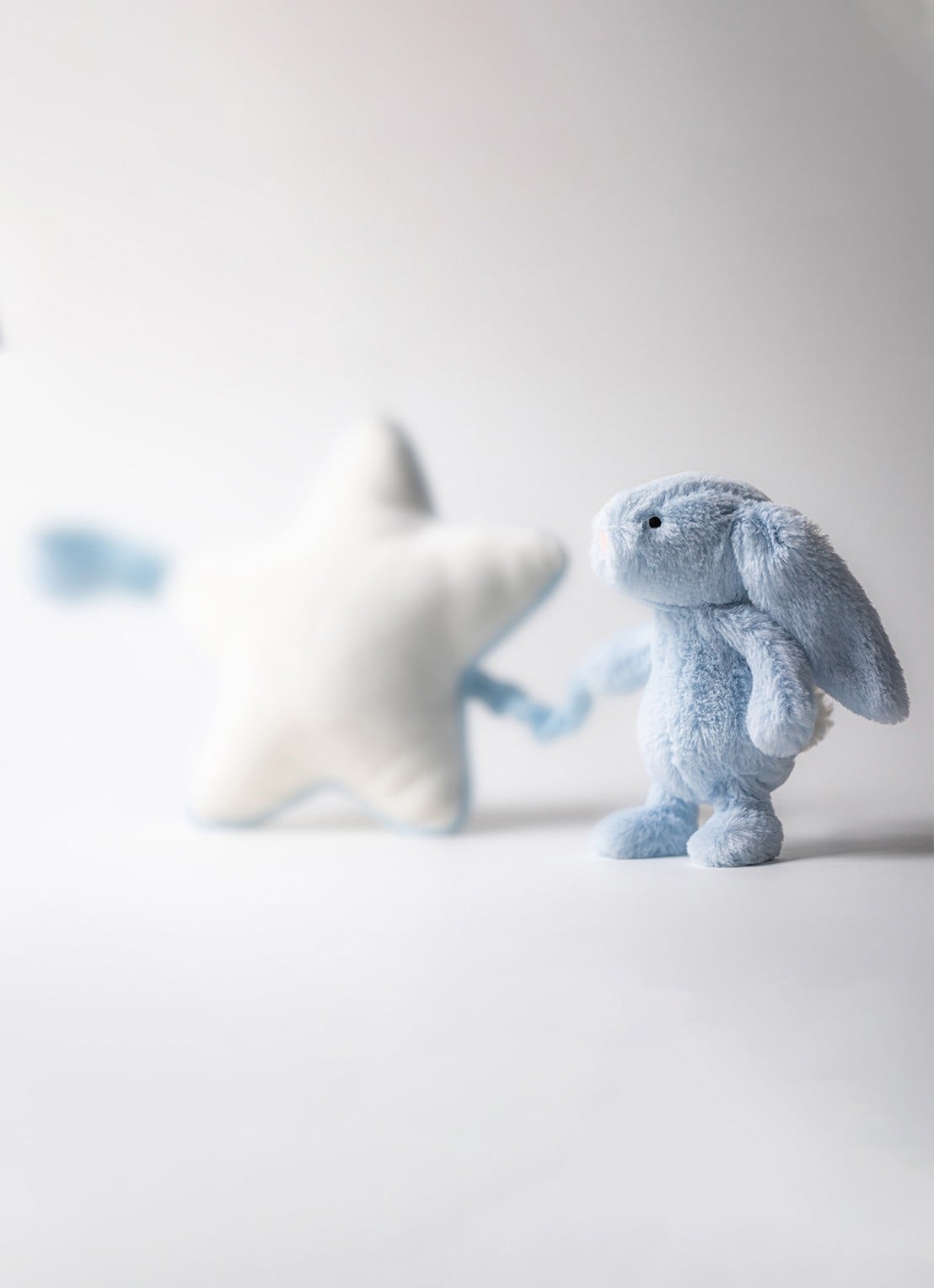 Jellycat Bashful Bunny Musical Pull muziekknuffel 30 cm - voorkant 2 lichtblauw