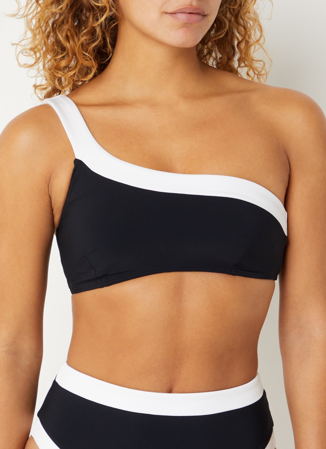 JETS Australia Jetset Eternal one shoulder bikinitop met uitneembare vulling - voorkant 5 zwart