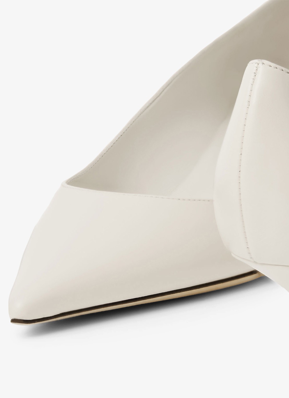 Jimmy Choo Amelia pump van kalfsleer - detail 6 gebroken wit