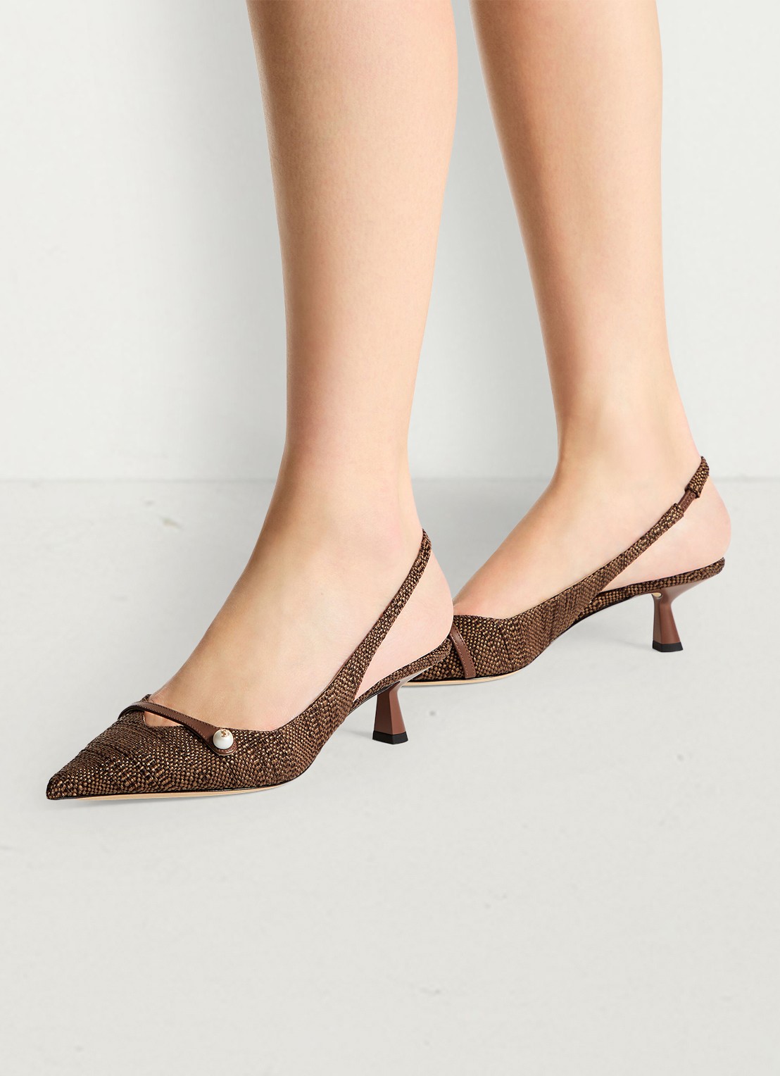 Jimmy Choo Amita 45 slingback van raffia met leren details - voorkant 3 bruin