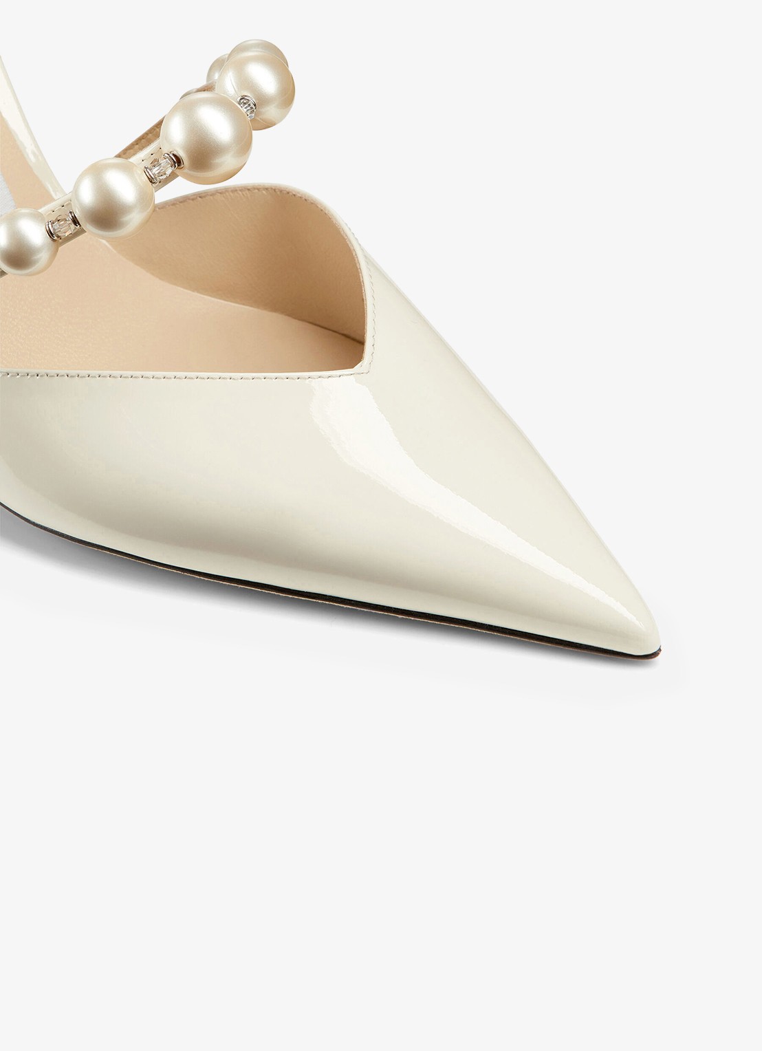 Jimmy Choo Aurelie 85 pump van lakleer met imitatieparels - detail wit