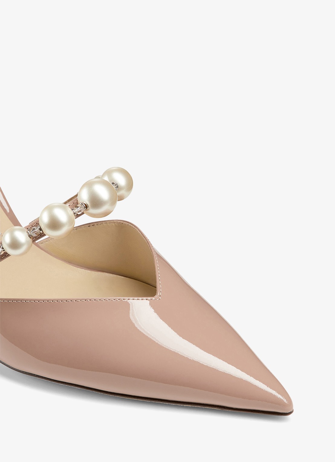 Jimmy Choo Aurelie 85 pump van lakleer met imitatieparels - detail donkerbeige
