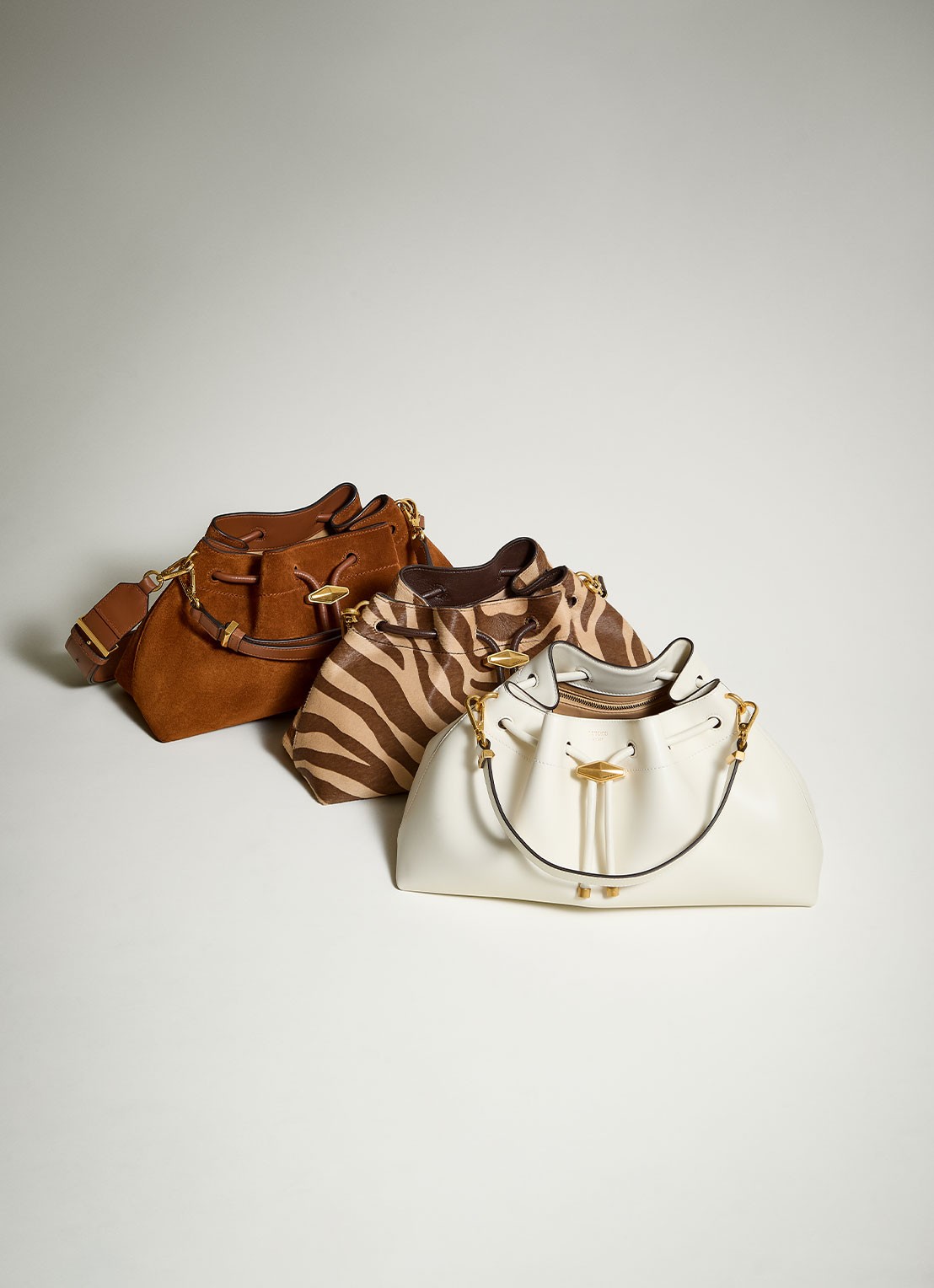 Jimmy Choo Cinch M schoudertas van kalfssuède met afneembare schouderriem - detail 5 donkerblauw