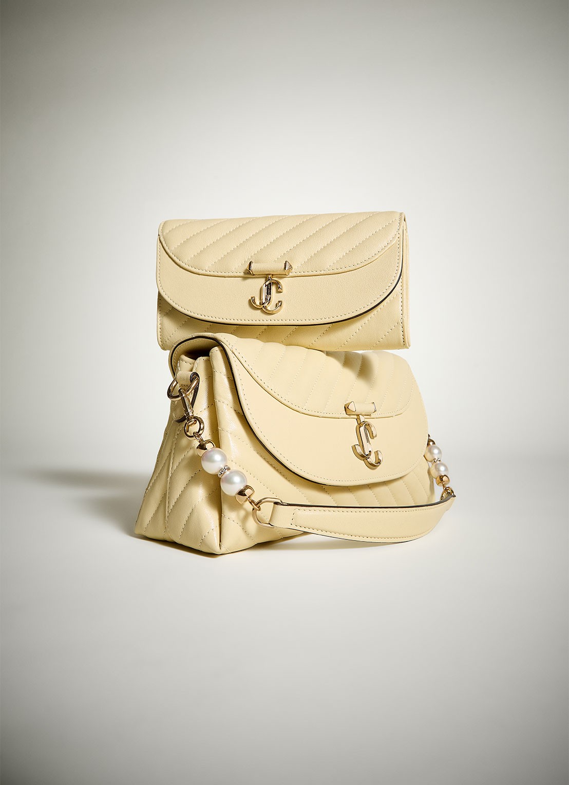 Jimmy Choo Curve S schoudertas van lamsleer - detail 3 creme