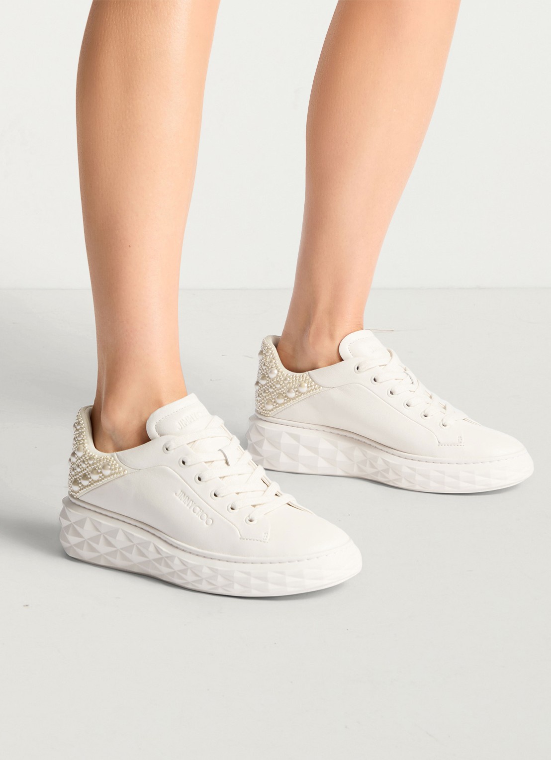 Jimmy Choo Diamond Maxi/F II sneaker van lamsleer met imitatieparels - voorkant 2 gebroken wit