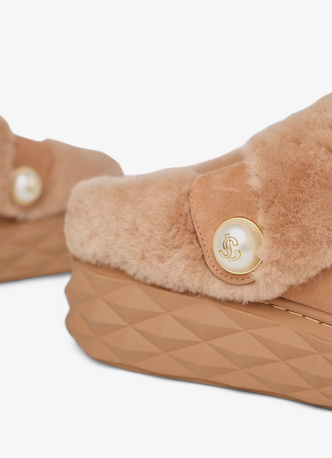 Jimmy Choo Diamond Maxi Mule/F instapper van lamssuède - detail 3 lichtbruin