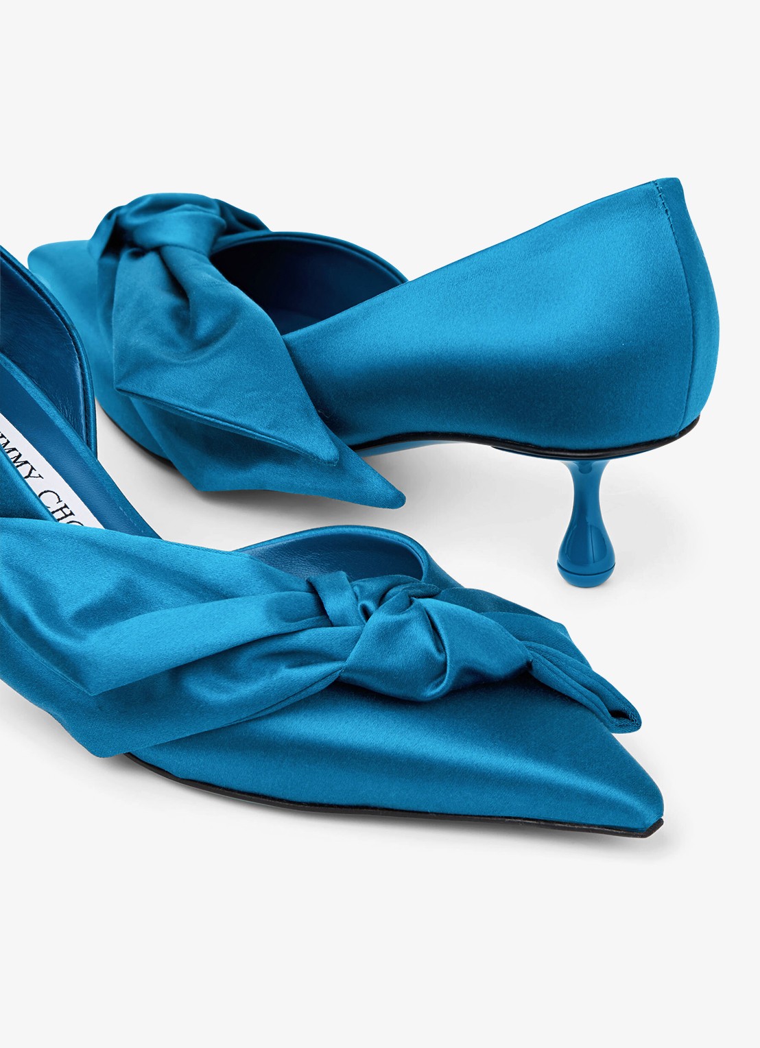 Jimmy Choo Issy 50 pump van satijn - detail 5 lagoon / blauw